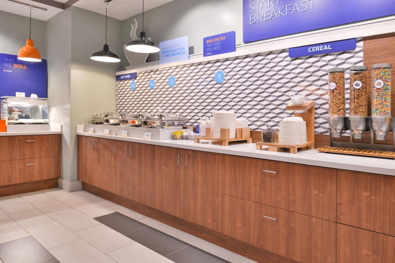 Holiday Inn Express - Milwaukee Downtown By Ihg Zewnętrze zdjęcie