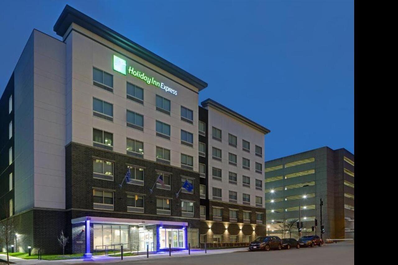 Holiday Inn Express - Milwaukee Downtown By Ihg Zewnętrze zdjęcie